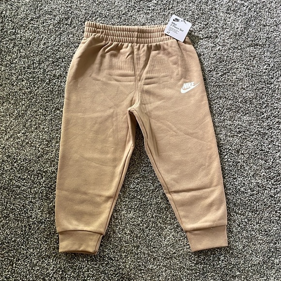 NEW! NIKE TAN 2-PIECE SWEATSHIRT AND SWEATPANTS SET. SIZE 4T. BOYS. - Picture 2 of 8
